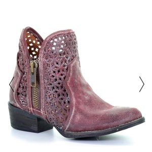 Circle G by Corral Women’s Wine Cutout Booties